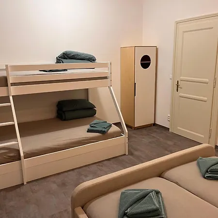 Pearl Bee Deluxe Plzeň