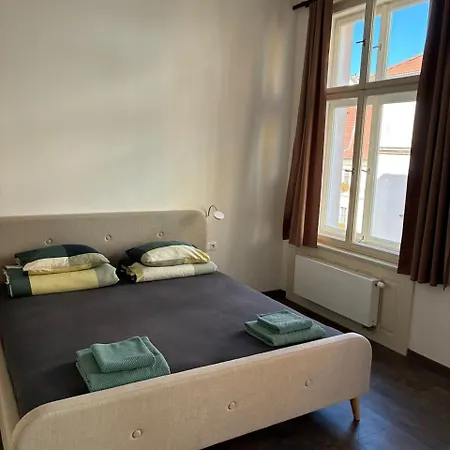Pearl Bee Deluxe Plzeň